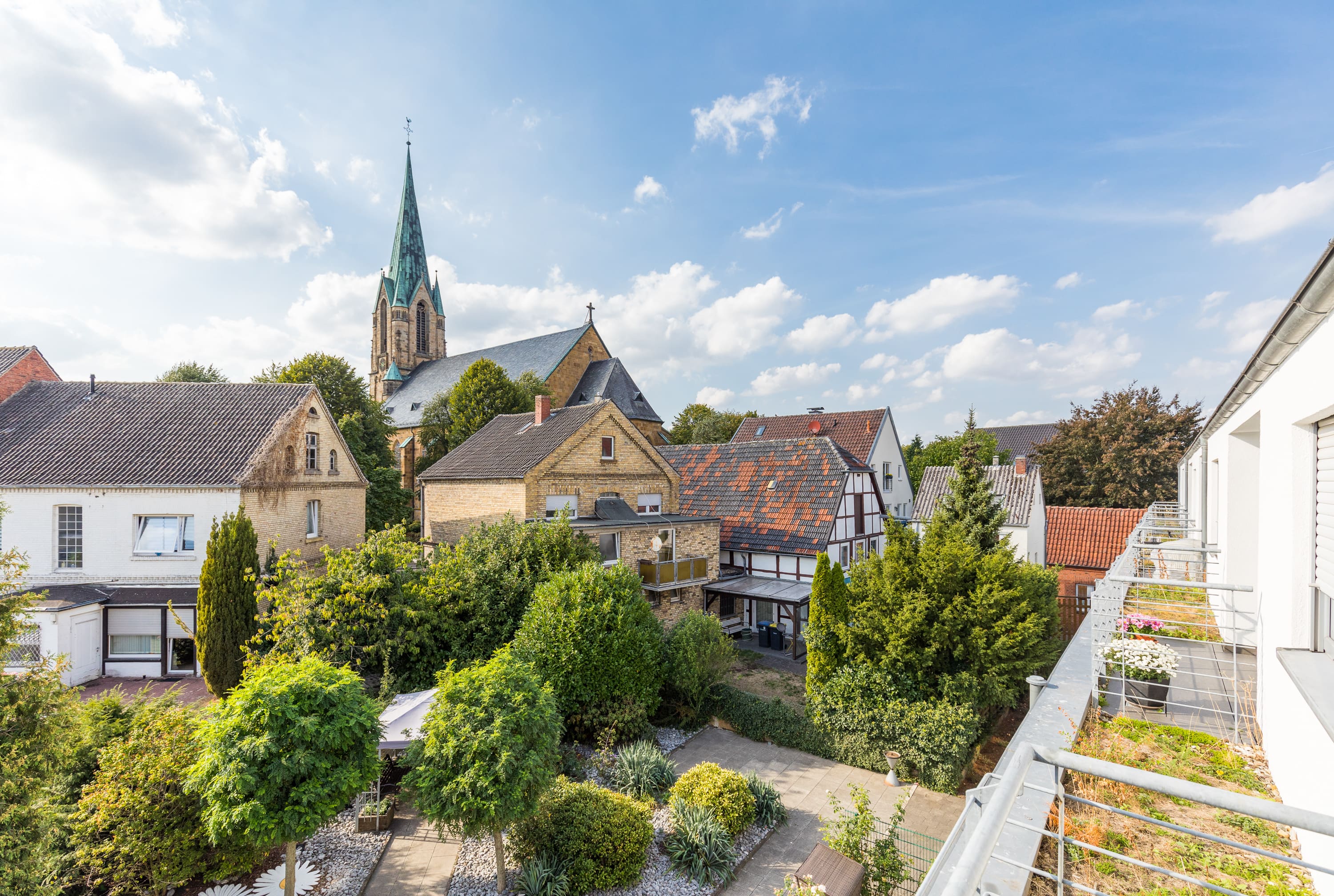 Blick vom Garten des Seniorenhauses auf die Dächer und den Kirchturm von Harsewinkel