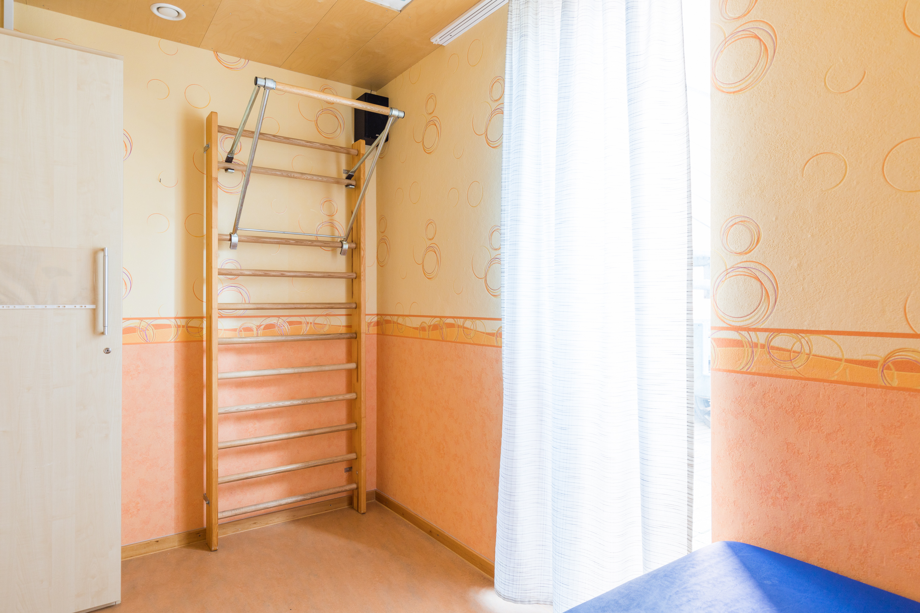 Therapieraum mit Sprossenwand für Bewegungsübungen