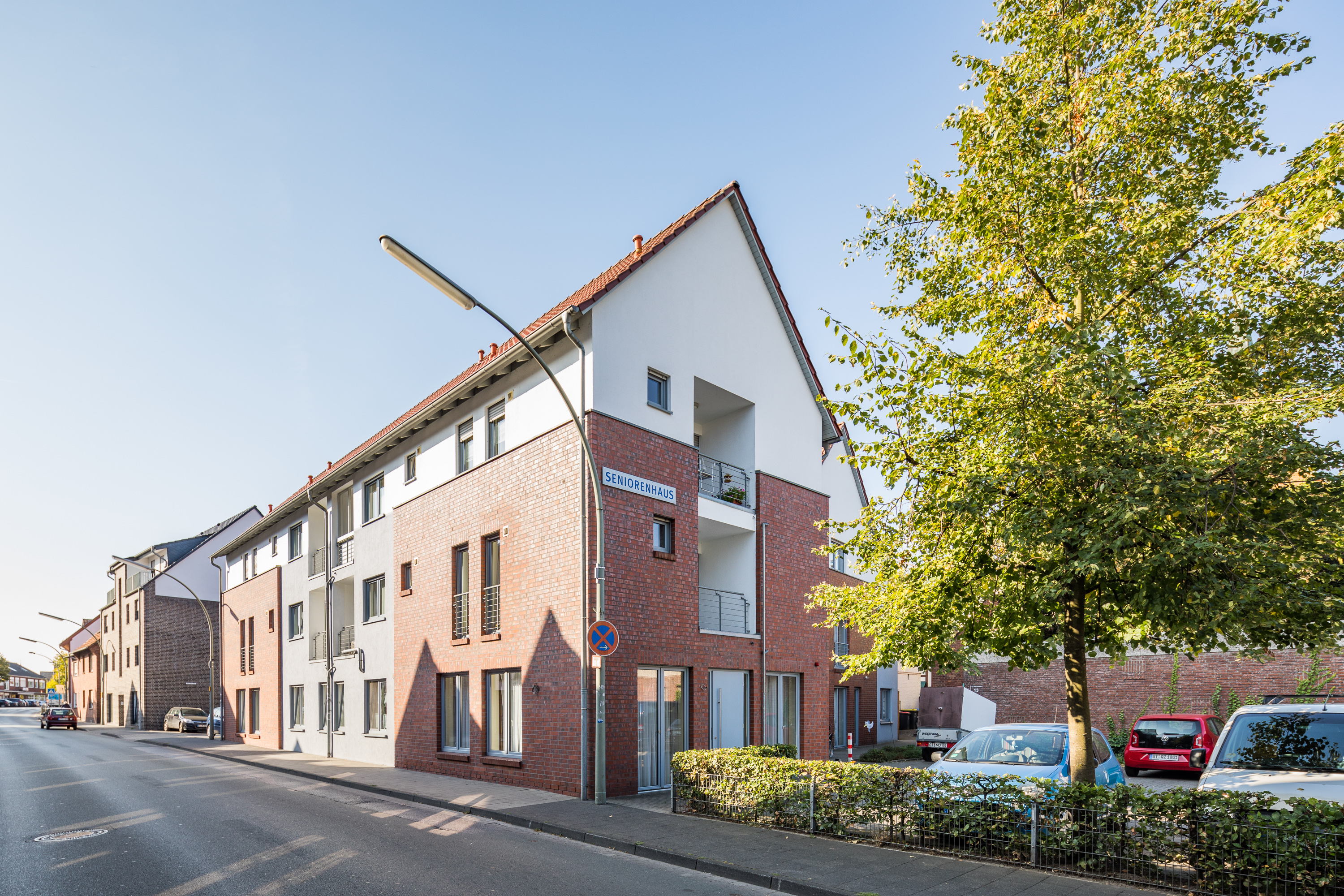 Außenansicht des Seniorenhauses Dr. Pieke mit Hausschild in der Dr.-Pieke-Straße in Harsewinkel